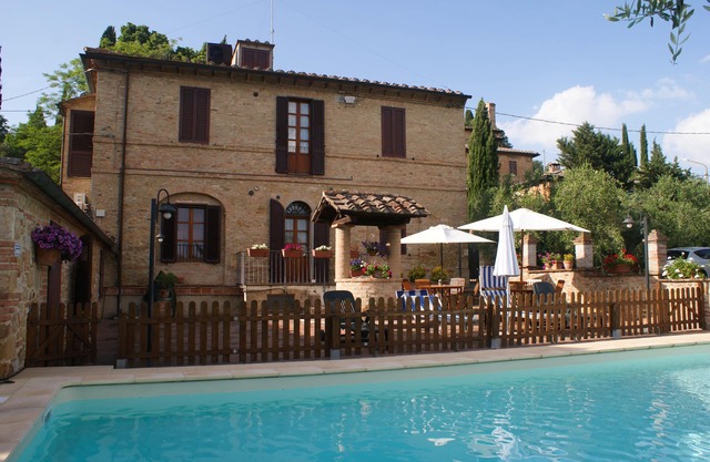 Romantic two-room apartment overlooking the Sienese countryside