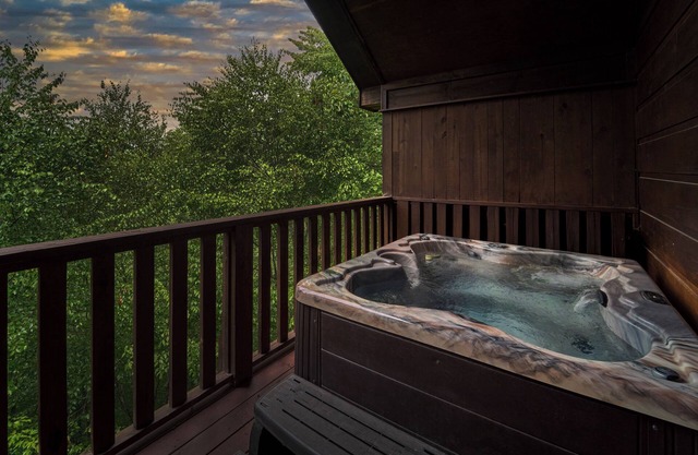 Romantic Value Cabin - Pool Table, Hot Tub