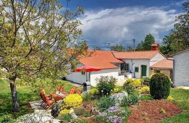 Romantic Villa with Extensive Garden