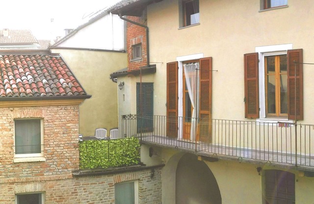 romantique self contained apartment in Asti's medieval town center for couples