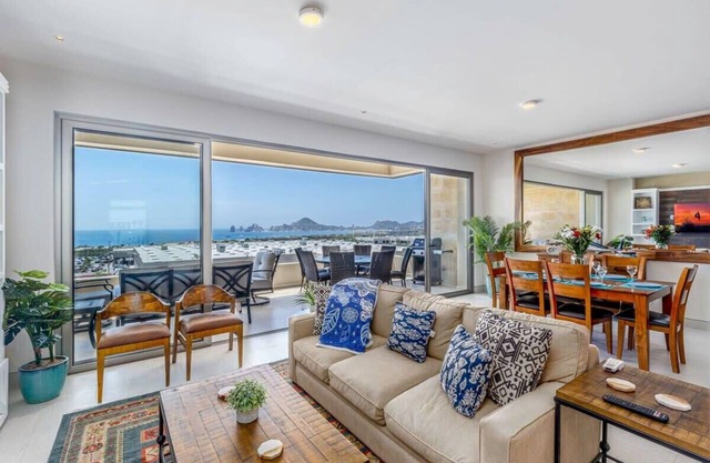 Ronival - Luxury 2 BR Condo + Views & BBQ Grill