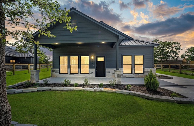 Roo's Hideaway, New Luxury 3BR/2BA Close to Round Top, Lake Somerville & A&M!