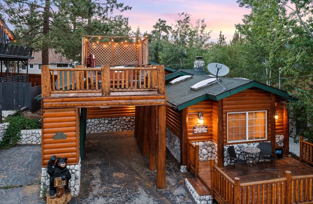 Roof top hot tub, Village and Marina walk. Billiards, darts, fireplace, hot tub.