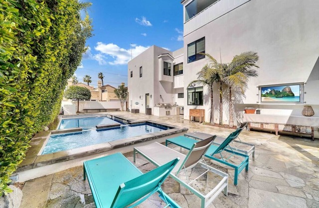 Rooftop Air Show Viewing/2 min walk to beach/private pool