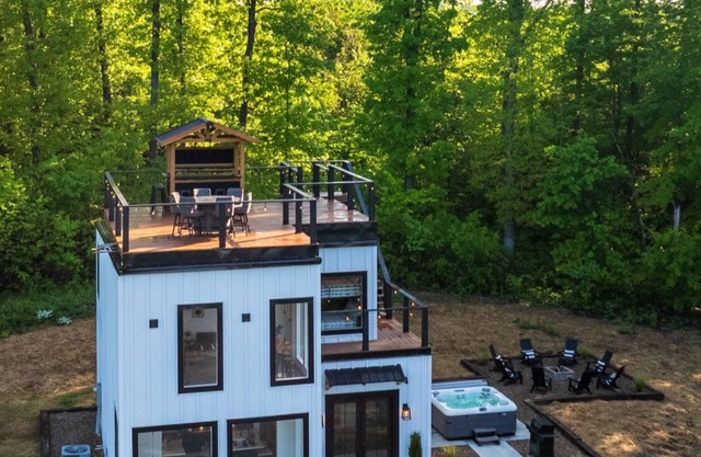 Rooftop deck with AMAZING Views, Fire table, Bar, Hot tub and Pet Friendly!