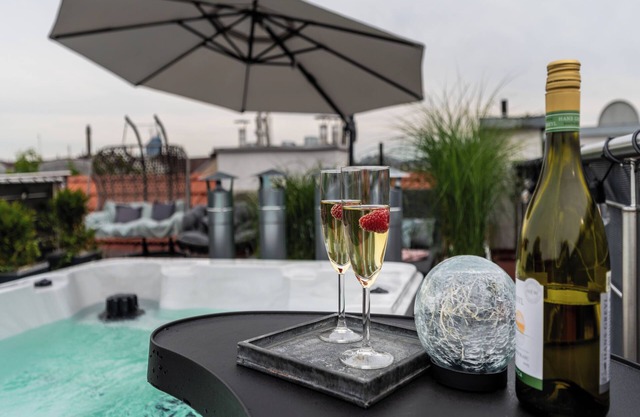 Rooftop Wawel view with jacuzzi l luxury apartment