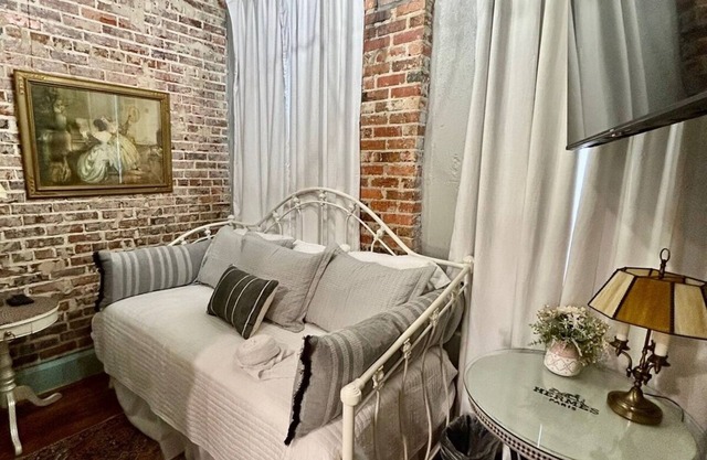 Room 1 (sleeps 1) at Chipley's Squareview Inn