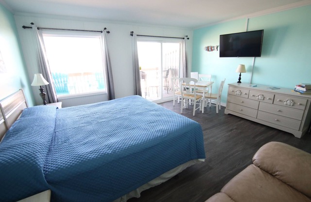 Room #215 Standard 1 King Bed Pets Yes