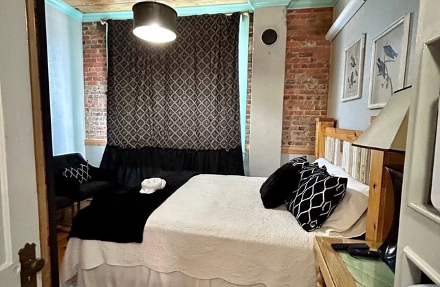 Room 3 (sleeps 2) at Chipley's Squareview Inn