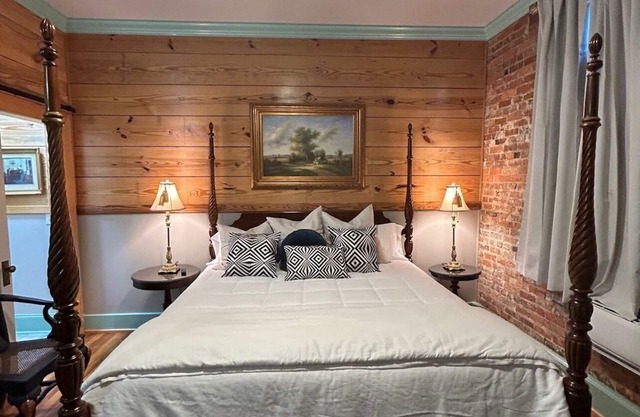 Room 4 (sleeps 2) at Chipley's Squareview Inn
