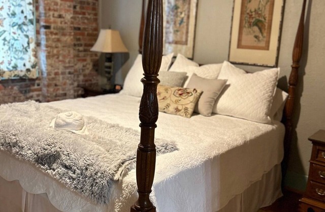 Room 5 (sleeps 2) at Chipley's Squareview Inn