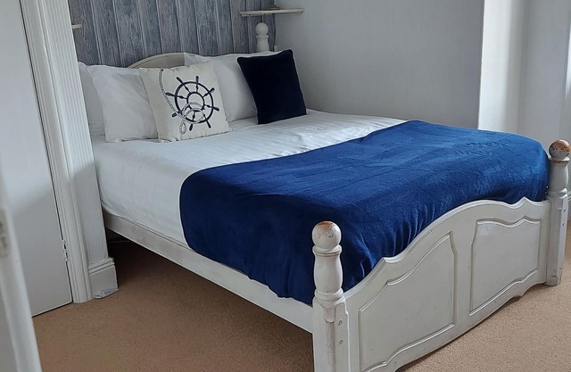 Room 6 double bedroom