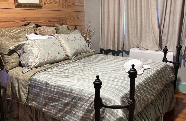 Room 6 (sleeps 2) at Chipley's Squareview Inn