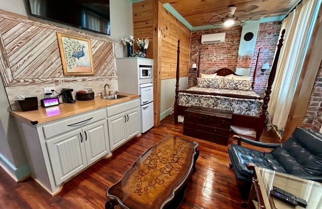 Room 7 (sleeps 2) at Chipley's Squareview Inn