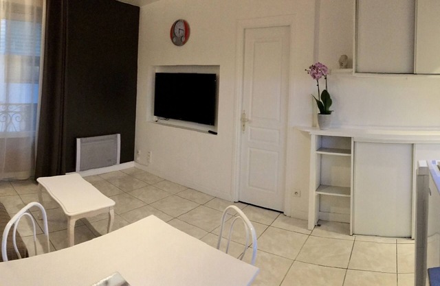 room for rent with kitchen and bathroom