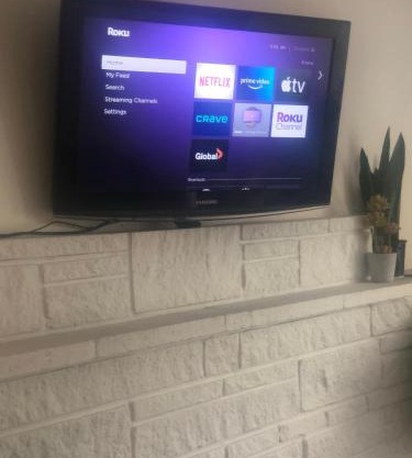 Room in a Quiet-comfy 3 bedroom-1 bathroom home on a tree lined street in Kits