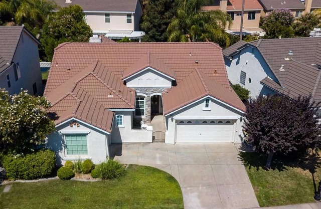 Room in Beautiful Roseville Gated Community