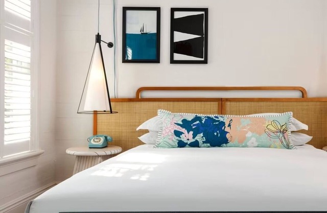 Room w/Queen Bed in Vibrant Key West! Enjoy Romantic Ambience near Attractions