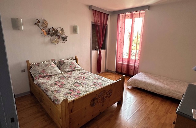 Rooms in spacious, quiet apartment, Montchanin town center