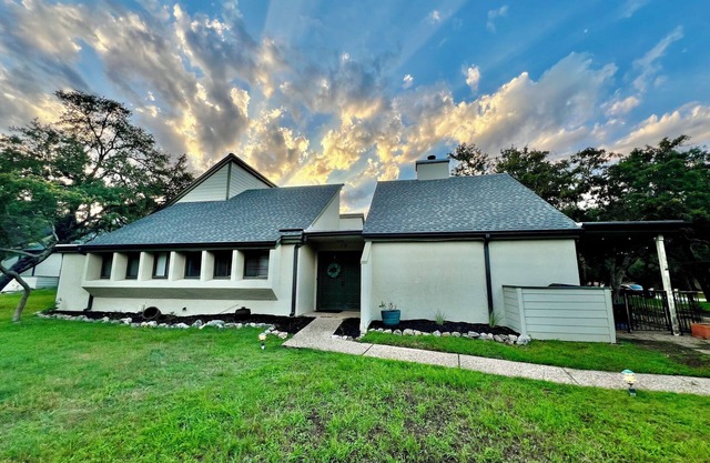 Roomy 3bed/2bath by Lake Travis with community pool, pets welcome!