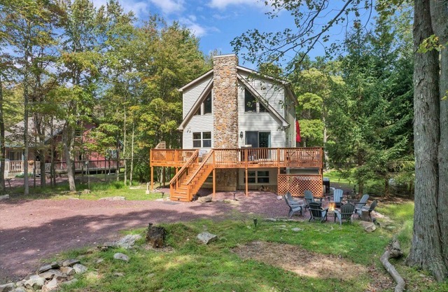 roomy CHALET-3 mts WALK2LAKE w/LINENS/FIREPIT/HOTTUB/GAMES/BB&JACK FROST Ski mts