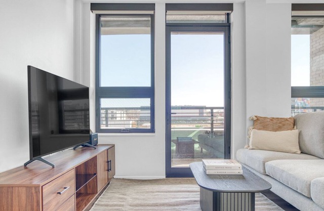 Roomy Congress Park 2BR w/ Gym & Pool, near shops & dining, by Blueground