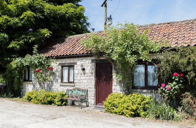 ROSE COTTAGE, pet friendly, with open fire in Kirkbymoorside