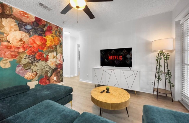 Rose Game Suite | Walk to UT | Near DT| Sleeps 6!