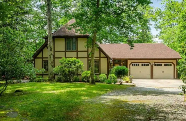 Rosewood Cottage Tucked Away in the Mountains