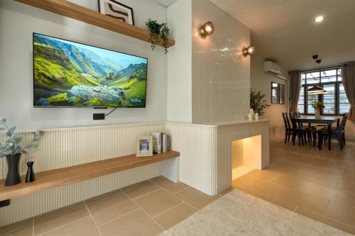 Rosie Home, 4BR opposite One Nimman by Beginning with