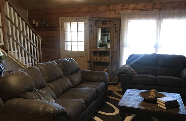 Round Mountain Cabin Getaway