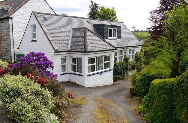 Rowan Cottage - a cottage that sleeps 6 guests in 3 bedrooms
