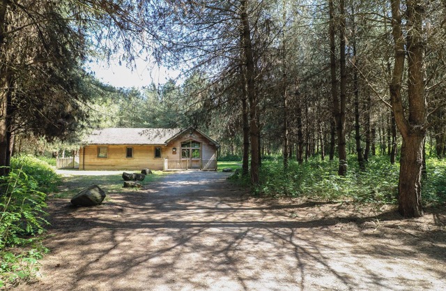 ROWAN LODGE, family friendly, with a garden in Rosliston