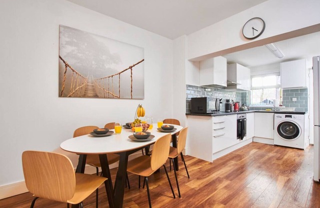 Rowditch House - Spacious 3 Bed, Home from Home