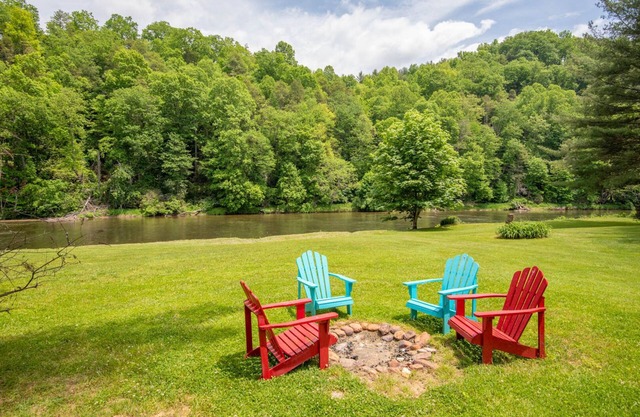 Roxy's Riverfront Playhouse on the New River - Fire Pit