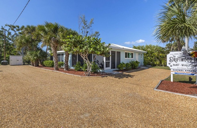 Royal Palm Cottage - Quaint Island Paradise