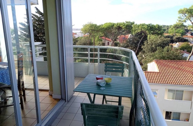 Royan Parc - APARTMENT - residence LA GRANDE HUNE - a little view of the sea