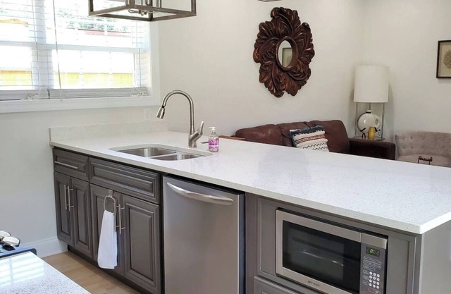 Ruby's Cottage/Close to Beaches & Downtown