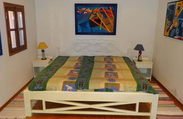 Ruhiges Gästezimmer mit grossem Bad in Amaniou