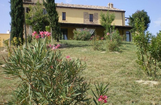 Rural holiday apts & pool close to the Adriatic Coast in Le Marche