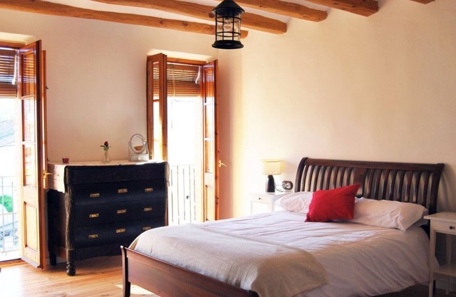 Rural house with patio and barbecue. Ideal for families and pets. 1 hour from Barcelona