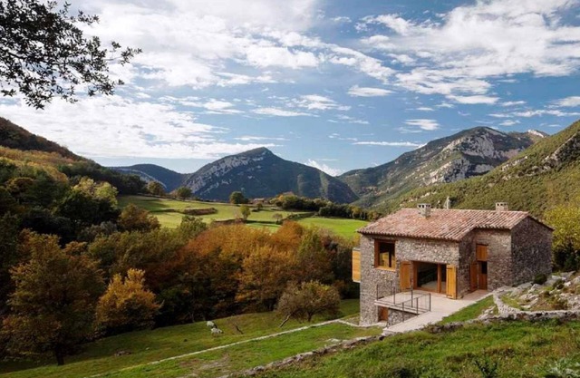 Rural house in an impressive natural setting! Up to 10 people