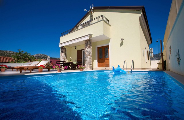 Rural luxury villa between sea and mountain with outdoor pool and whirlpool