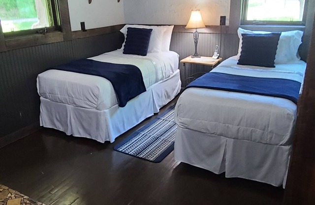 Rural Retreat at Hillside Hideaway