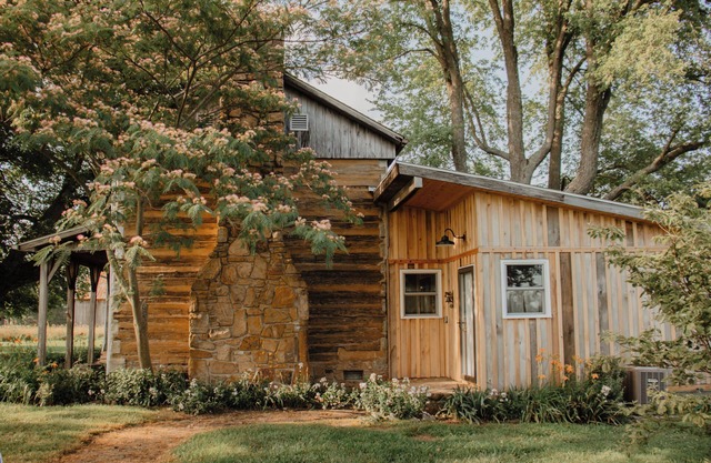 Rustic 1800s' Log Cabin with Modern Amenities on an Old Farm close to Owensboro