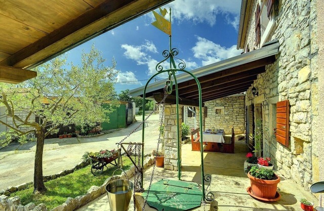 Rustic and modern stone finca with two parking spaces on the property and covered terrace