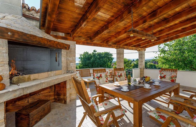 Rustic apartment EVELIN close to the beach