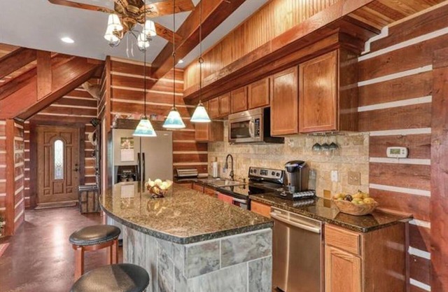 Rustic ARMADILLO CABIN-Lake Views-Near Hidden Falls Park-2 acres, 2 min to lake