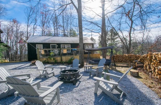 Rustic Awesome 4BR Lodge w/Game Room & Fire Pit
