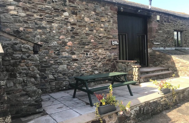 Rustic barn Cottage in a rural village with traditional open fireplace sleeps 5.
